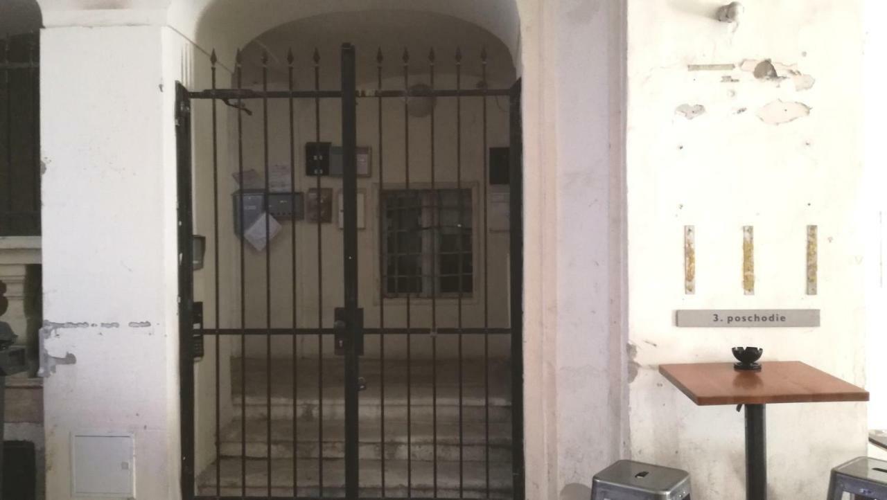 Apartment Mona - Old Town Братислава Экстерьер фото